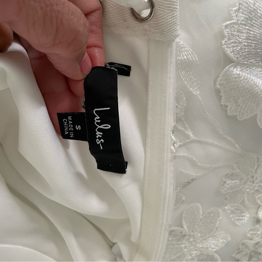 Elegant White Floral Strapless Dress - Picture 10 of 10